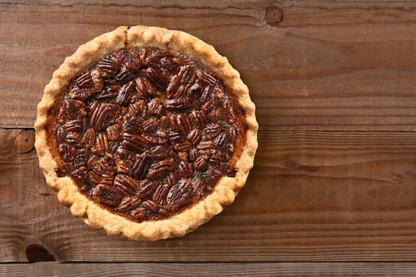 Une tarte aux noix de pécan fraîche sur une table en bois rustique avec espace de copie . — Photo