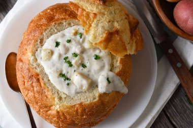 New England Style Clam Cho 'nun ekmek kasesinin yüksek açılı yakın çekimi.