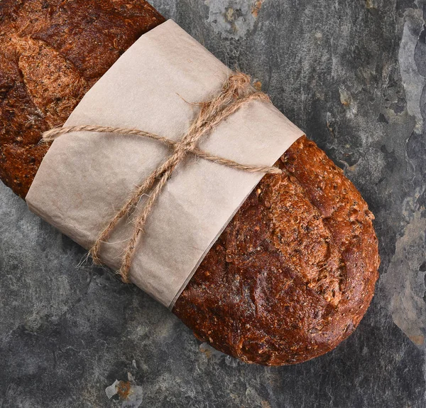 Plat stilleven van een brood van meerdere granen brood op Slate Back — Stockfoto