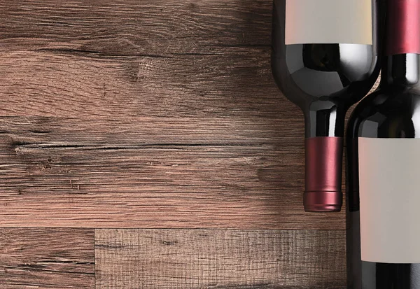 Vista superior de duas garrafas de vinho com etiquetas em branco em uma madeira rústica — Fotografia de Stock