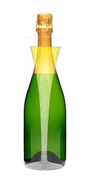 Champagne Flute in front of an unopened bottle of Bubbly. — Stockfoto