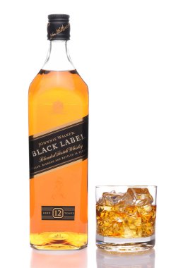 IRVINE, CALIFORNIA - 10 Temmuz 2017: bir şişe Johnnie Walker Black Label ve buzlu cam.