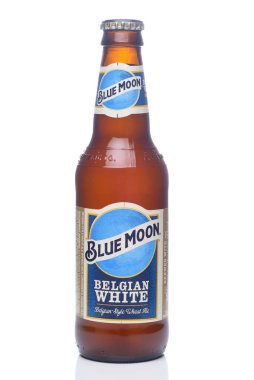 IRVINE, CALIFORNIA - 12 HAZİRAN 2020: Tek bir şişe Mavi Ay Belçika Beyaz Buğday Birası Yansıması ile beyaza izole edilmiş yoğunlaşma.