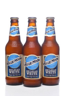 IRVINE, CALIFORNIA - 12 HAZİRAN 2020: Üç soğuk ay Belçika Beyaz buğday birası ve yoğunlaşma yansıması ile beyaza izole edilmiş.