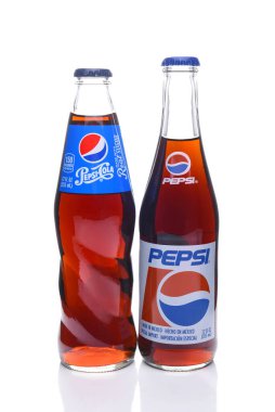 IRVINE, CALIFORNIA - 17 Şubat 2017: 2 farklı Pepsi Cola şişesi yansıması ile beyaza izole edildi.