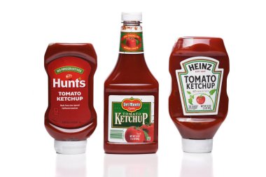 IRVINE, CALIFORNIA - 09 AUG 2020: Üç şişe en popüler ketçap, Heinz, Hunts ve Del Monte