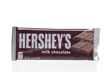 IRVINE, CALIFORNIA - 6 OT 2020: Bademli Hershey Sütlü Çikolatalı Çikolata. 