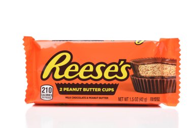 IRVINE, CALIFORNIA - 6 OCT 2020: 2 Reeses Fıstık Ezmesi Kabı Paketi. 