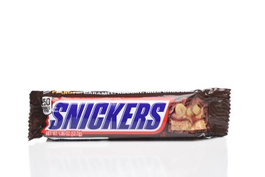 IRVINE, CALIFORNIA - 6 OT 2020: Mars 'tan Bir Snickers Şekerlemesi.