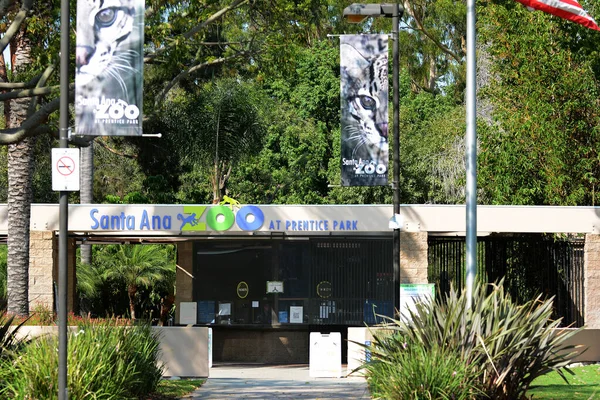 Santa ANA, CALIFORNIA - 8 OCT 2020: Prentice Park 'taki Sant Ana Hayvanat Bahçesine Giriş. 