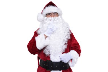 Son sınıf öğrencisi geleneksel Noel Baba kostümü giyiyor. Parmağı dudaklarında. Şşş hareketi yapıyor.. 