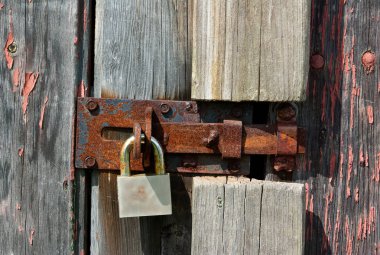 Ahşap ahır kapı üzerinde eski bir paslı asma kilit