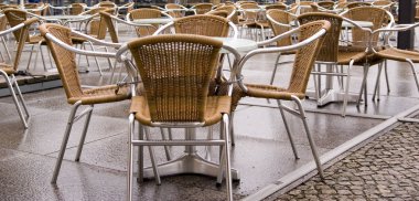 nehir kenarında açık hava kafe