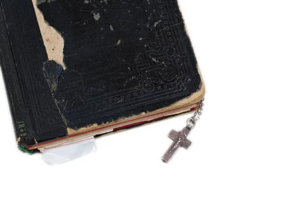 银十字架在旧圣经与皮革封面 — 图库照片