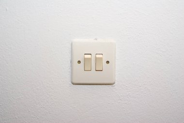 duvarda eski beyaz ışık çift anahtarı