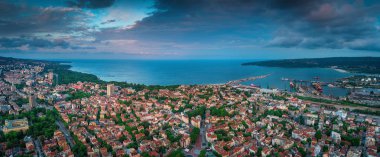 Varna, Bulgaristan Hava dron görünümü. Güzellikler deniz ve deniz manzarası Bahçe.