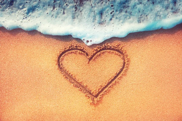 Серце Піску Пляжу Хвилею Фоні — стокове фото