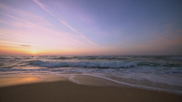 美丽的日出在海 飞溅波浪录影 — 图库视频影像