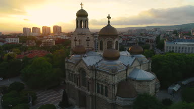Varna, Bulgaristan için varsayım Katedrali üzerinde gün batımı. Havadan görünümü