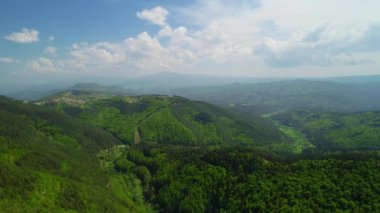 Güzel dağ manzarası, bulutlar ve sis kaplı dağ zirveleri ile