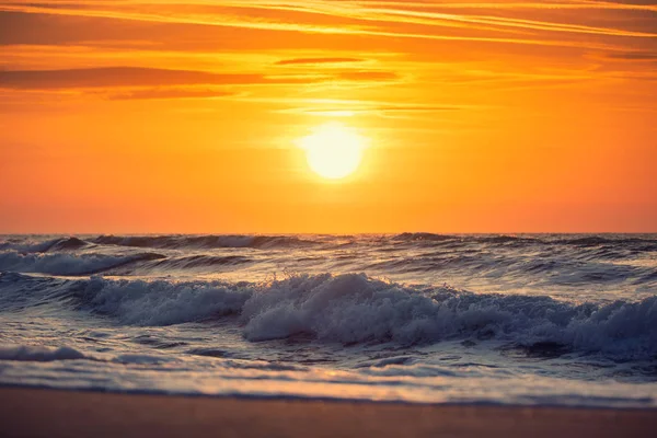 Морская Волна Крупным Планом Вид Низким Углом Снимок Солнца — стоковое фото