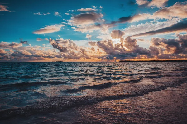 美丽的云彩笼罩着大海 日出时分 — 图库照片