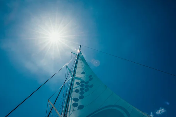 Velas Veleiro Contra Sol Céu — Fotografia de Stock