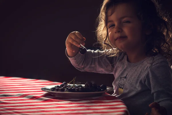 Χαριτωμένο Μικρό Κορίτσι Τρώει Κεράσια Για Πρωινό Πρωί — Φωτογραφία Αρχείου