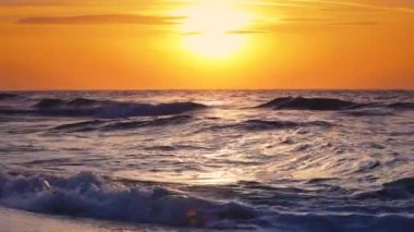 Video dalgalar deniz üzerinde güzel gündoğumu