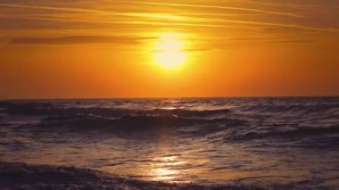 Deniz su video üzerinde güzel gündoğumu