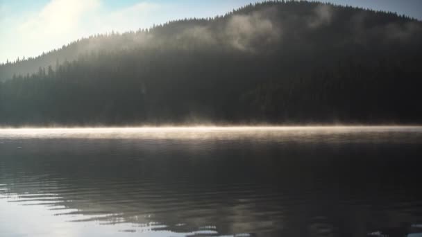 山の湖 日の出ショットで朝の霧 — ストック動画