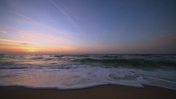 海の波と砂浜のビーチの日の出 — ストック動画