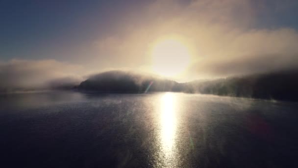 晨雾在山上湖 日出射击 — 图库视频影像