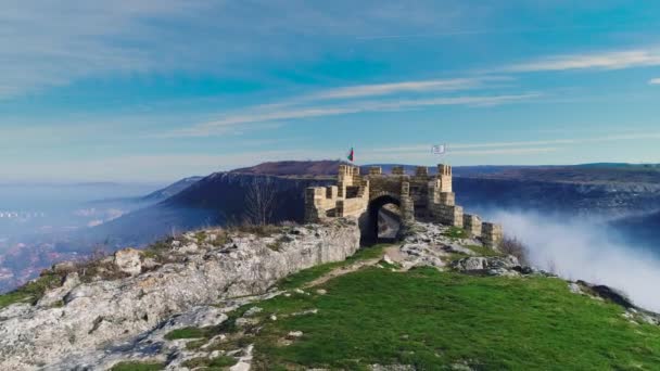 Ομίχλη Πάνω Από Μεσαιωνικό Φρούριο Ovech Κοντά Provadia Βουλγαρία — Αρχείο Βίντεο