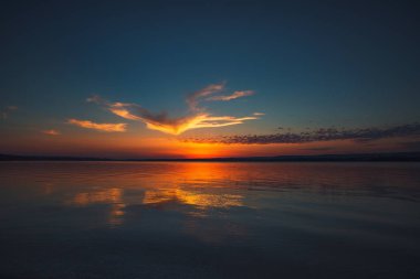 Gölün üzerinde güzel bir bulut manzarası, gün batımı