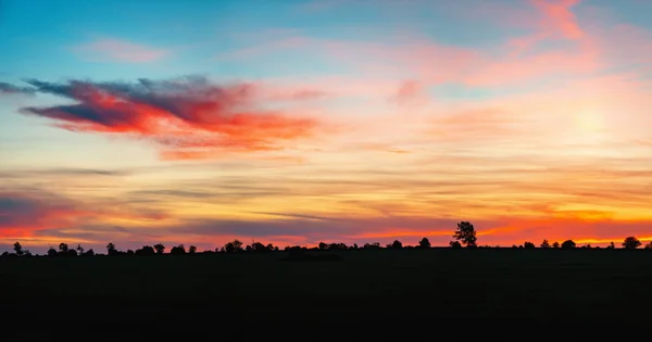 Paesaggio Nuvoloso Drammatico Cielo Arancione Ripresa Tramonto — Foto Stock