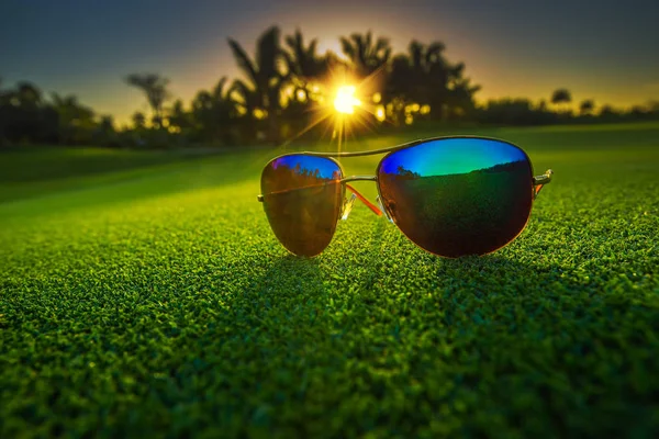 高尔夫球场上的美丽眼镜 — 图库照片