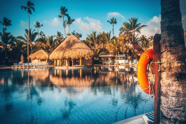 Tropical Swimming Pool Palm Trees Luxury Resort — Stock Photo, Image