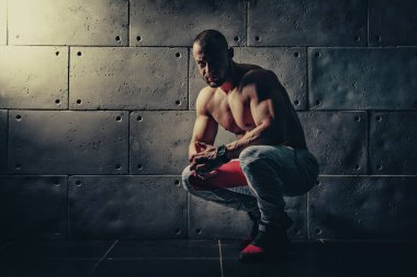 Güçlü vücut geliştirmeci atletik erkek kasları egzersiz vücut geliştirme kavramı arka plan - kas vücut geliştirmeci yakışıklı erkekler spor salonu çıplak gövde egzersizleri yapıyor pompalama