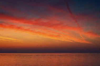 Denizin üzerinde güzel bulutlar, güneşin doğuşu.