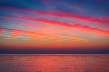 Denizin üzerinde güzel bulutlar, güneşin doğuşu.