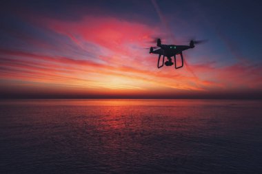 Varna, Bulgaristan - Mart 12,2018: İle DJI indeks işlem Phantom 4 Pro Plus Robot 4 k video ve 21 mp fotoğraf çekimleri ve 4 k denizin üzerinde uçan bir dizi ile kablosuz uzaktan kontrol edilir Uav quadcopter