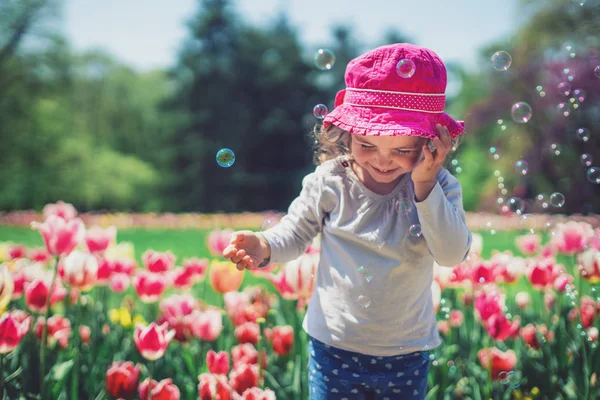 夏の公園でシャボン玉を吹いて幸せな少女 — ストック写真