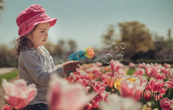 Ένα Μικρό Κορίτσι Φυσώντας Φυσαλίδες Σαπουνιού Στο Πάρκο Καλοκαίρι — Φωτογραφία Αρχείου