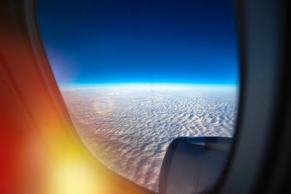 飞过云层 飞机鸟瞰图 — 图库照片
