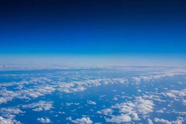 雲の上を飛ぶ 飛行機からの眺め — ストック写真