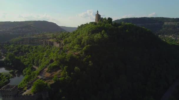 Luftaufnahme Des Sonnenaufgangs Der Festung Zarevets Veliko Tarnovo Einem Schönen — Stockvideo