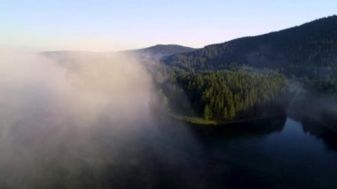 Göl üzerindeki sabah sisi, güneşin doğuşu.