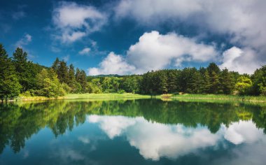 Dağ gölünde panoramik manzara.