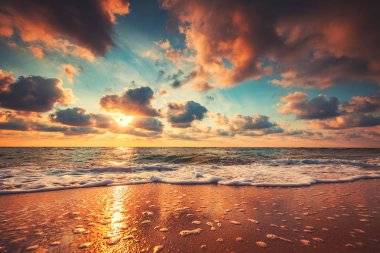 Denizin üzerinde güzel bulutlar, gün doğumu sho